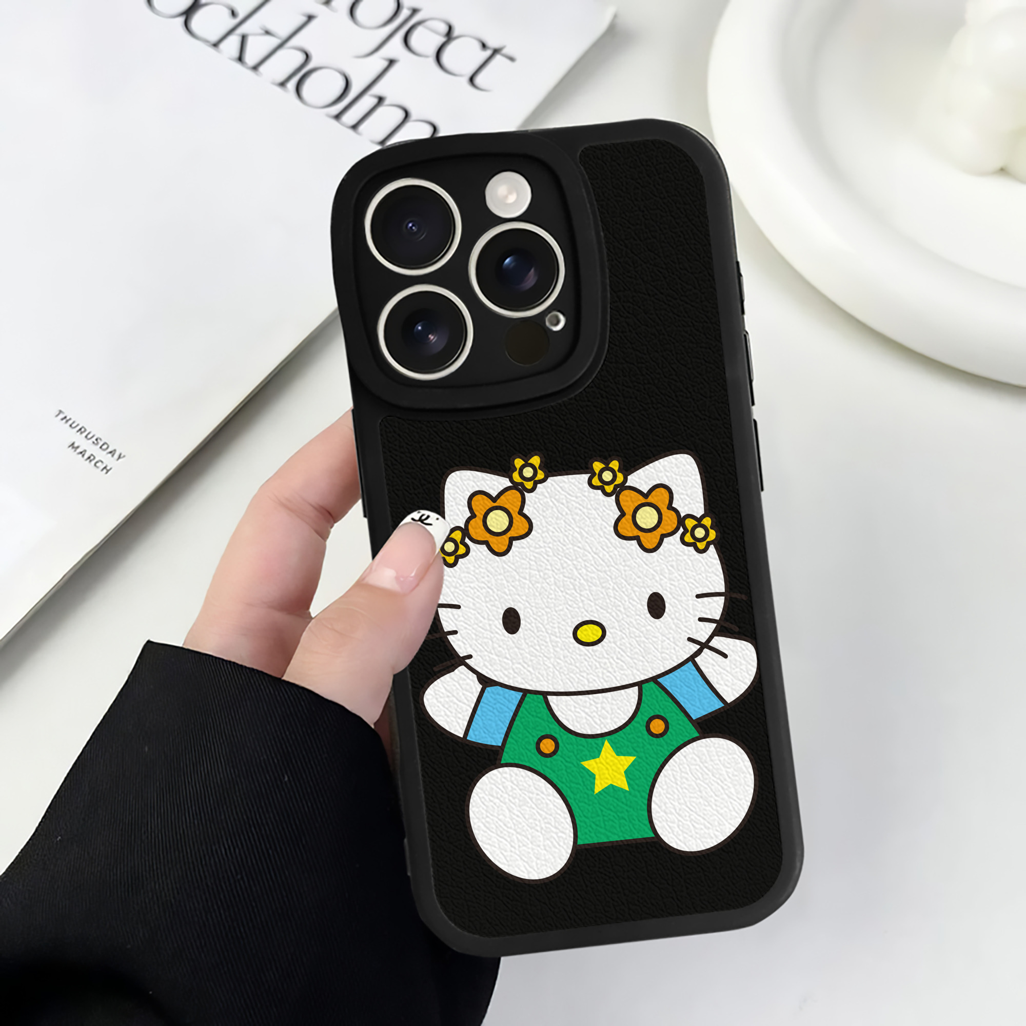 （画像用） Hello Kitty ハローキティ 【iPhone 16シリーズ対応】シリコンスマホケース（レザー調） 材質：シリコン